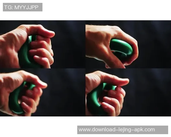 提升足球技巧的关键训练方法与脚力锻炼的重要性解析 提升足球技巧的关键训练方法与脚力锻炼的重要性解析